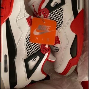 Retro Jordan fire red 4s